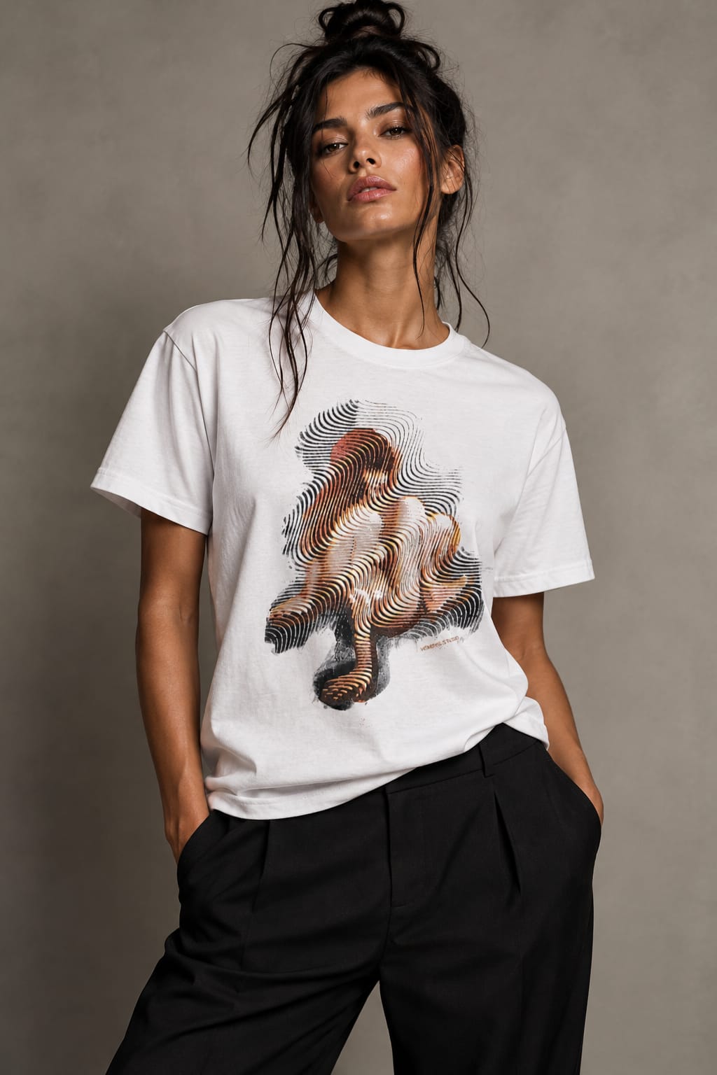 Modelo con camiseta blanca estampada con una obra de líneas de contorno en tonos cobre y negro